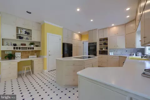 Kitchen - 590 Stonehenge Dr, Lititz, PA 17543 photo 2 of 3