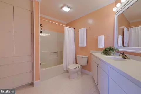 Bath - 590 Stonehenge Dr, Lititz, PA 17543 photo 4 of 4