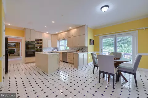 Kitchen - 590 Stonehenge Dr, Lititz, PA 17543 photo 3 of 3