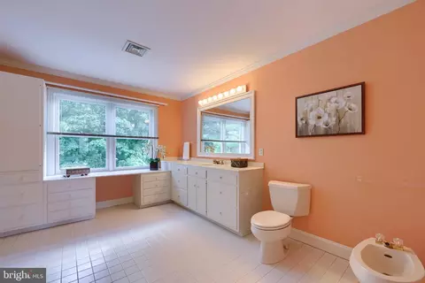 Bath - 590 Stonehenge Dr, Lititz, PA 17543 photo 1 of 4