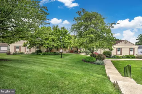 70 Ashlea Vl, New Holland, PA 17557