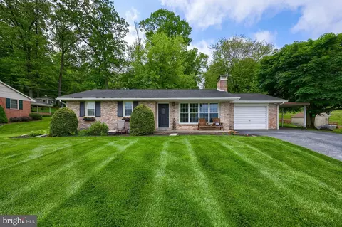 210 Edgewood Dr, New Holland, PA 17557