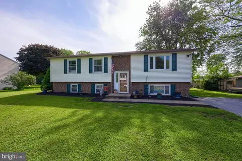 390 Holly Ann Dr, Landisville, PA 17538