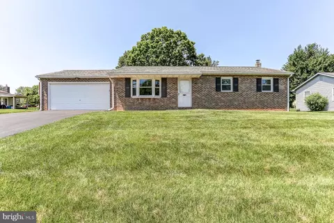 7 Burkey Dr, Denver, PA 17517