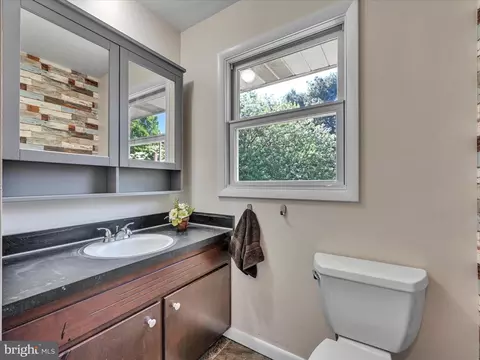 Bath - 5 Buch Mill Rd, Lititz, PA 17543 photo 2 of 2