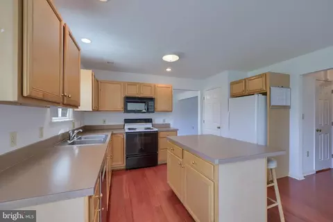 Kitchen - 502 Chickadee Dr, Lititz, PA 17543 photo 2 of 3
