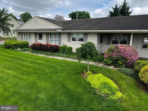 128 Center Ave, Terre Hill, PA 17581