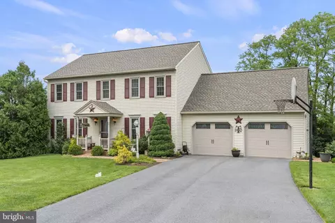 8 Lantern Cir, Lititz, PA 17543