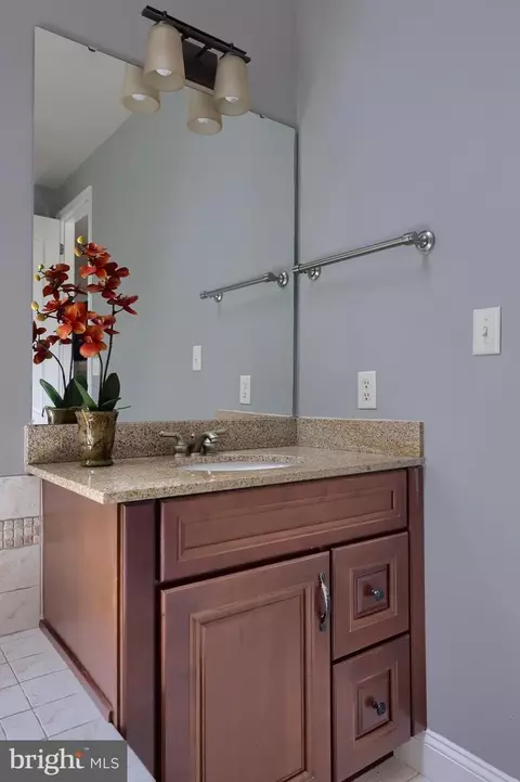 Bath - 665 Dorset St, Lititz, PA 17543 photo 4 of 5