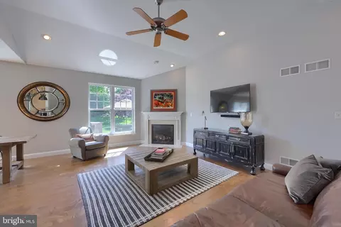 Living - 665 Dorset St, Lititz, PA 17543 photo 1 of 2