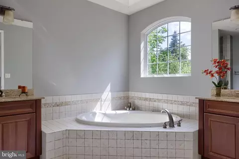 Bath - 665 Dorset St, Lititz, PA 17543 photo 2 of 5