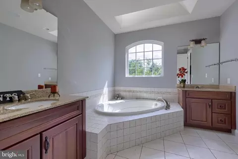 Bath - 665 Dorset St, Lititz, PA 17543 photo 1 of 5