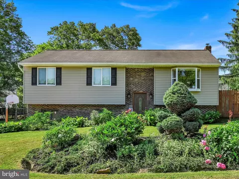 80 S Heck Rd, Lititz, PA 17543