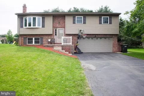 253 Meadowlark Dr, Ephrata, PA 17522
