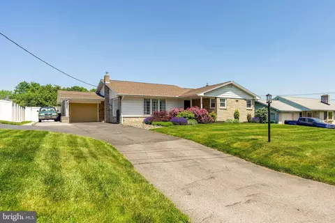 22 E Swartzville Rd, Denver, PA 17517