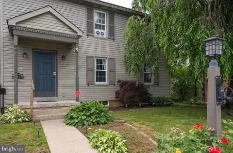 220 E Jackson St, New Holland, PA 17557