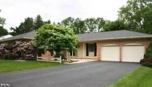 28 Meadow Ln, Smoketown, PA 17576