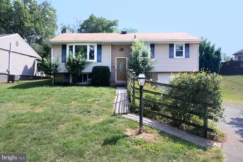 3 Edgemore Dr, Stevens, PA 17578 photo 3
