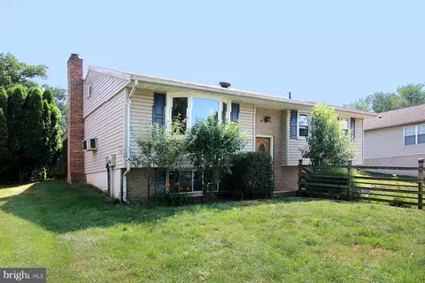 3 Edgemore Dr, Stevens, PA 17578 photo 2