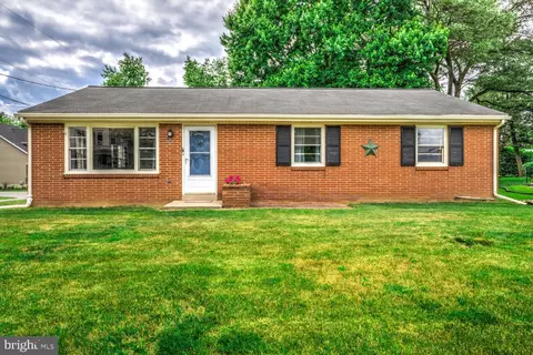 52 Wilson Ave, Leola, PA 17540