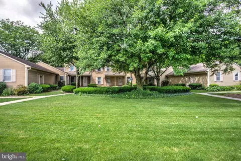 63 Ashlea Vlg, New Holland, PA 17557