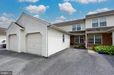 358 Deerfield Dr, Mount Joy, PA 17552