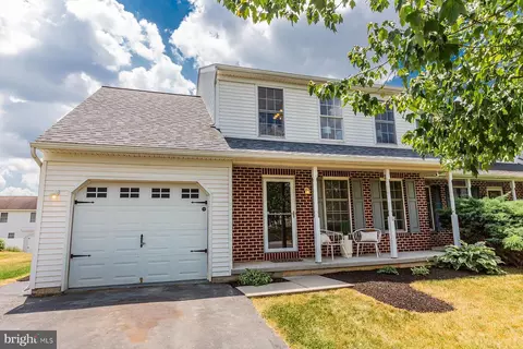 4176 Green Park Dr, Mount Joy, PA 17552