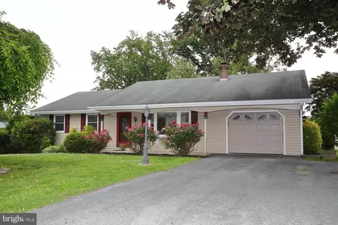 884 Robin Rd, Lancaster, PA 17601