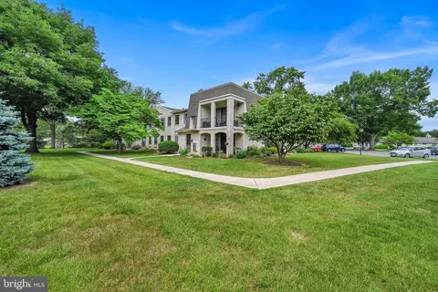 69 Valleybrook Dr, Lancaster, PA 17601