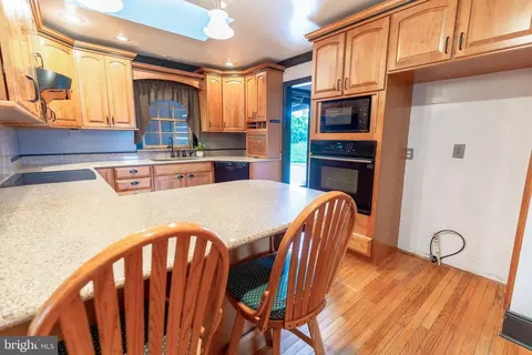 Kitchen - 300 Long Ln, Lititz, PA 17543 photo 2 of 4