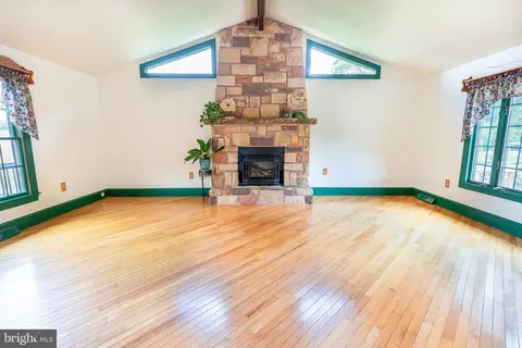 Living - 300 Long Ln, Lititz, PA 17543 photo 2 of 4