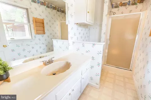 Bath - 300 Long Ln, Lititz, PA 17543 photo 2 of 4