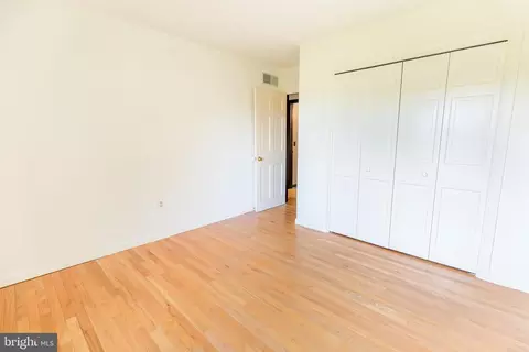 Bedroom - 300 Long Ln, Lititz, PA 17543 photo 2 of 6