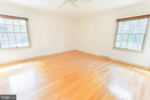 Bedroom - 300 Long Ln, Lititz, PA 17543 photo 5 of 6