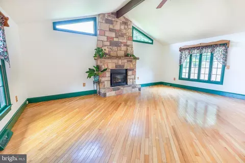 Living - 300 Long Ln, Lititz, PA 17543 photo 1 of 4