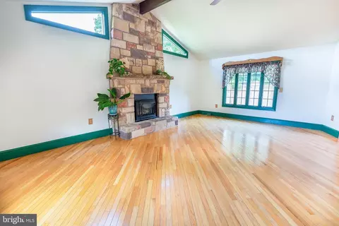 Living - 300 Long Ln, Lititz, PA 17543 photo 4 of 4