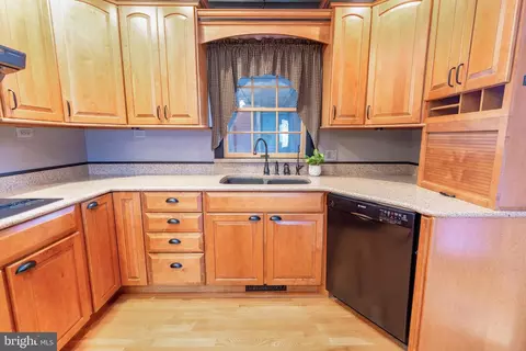 Kitchen - 300 Long Ln, Lititz, PA 17543 photo 3 of 4