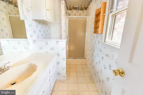 Bath - 300 Long Ln, Lititz, PA 17543 photo 1 of 4