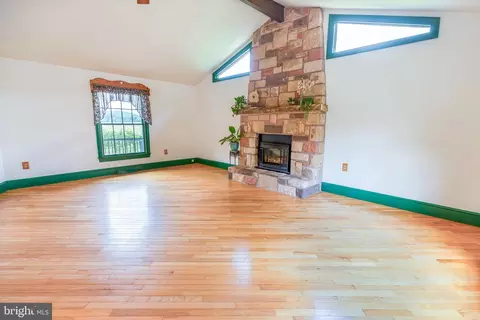Living - 300 Long Ln, Lititz, PA 17543 photo 3 of 4