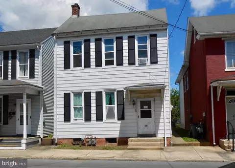 16 W Stiegel St, Manheim, PA 17545
