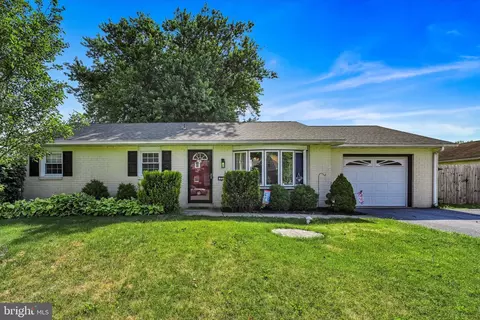 17 Linden St, Leola, PA 17540