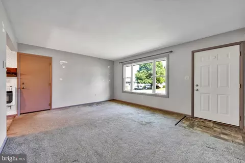 Living - 35 E Summit Dr, Stevens, PA 17578 photo 2 of 4