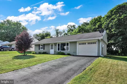 Exterior - 35 E Summit Dr, Stevens, PA 17578 photo 2 of 6