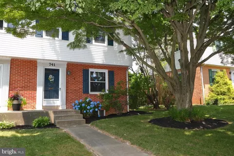 741 Emerald Dr, Lancaster, PA 17603