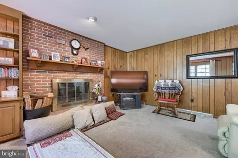 Living - 1129 Old Eagle Rd, Lancaster, PA 17601 photo 2 of 2