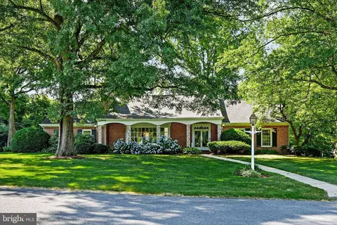 7 Meadowbrook Ln, Elizabethtown, PA 17022
