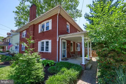 20 E Market St, Lititz, PA 17543