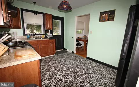 Entry Way - 527 Spring Ave, Lititz, PA 17543 photo 2 of 3