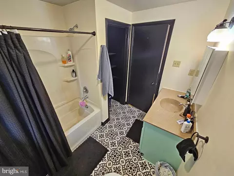 Bath - 527 Spring Ave, Lititz, PA 17543 photo 2 of 2