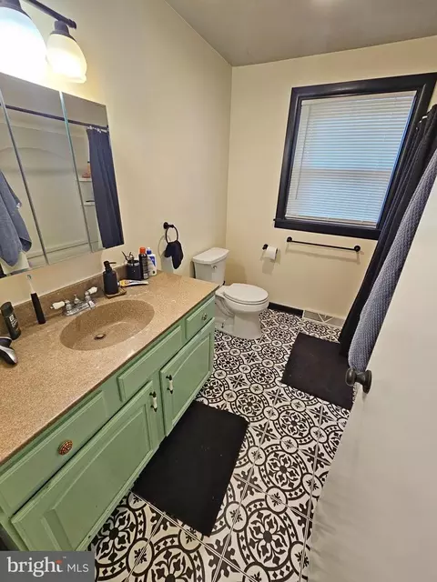 Bath - 527 Spring Ave, Lititz, PA 17543 photo 1 of 2